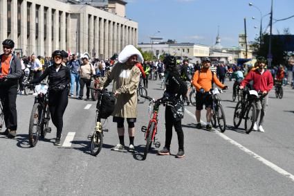 Москва.  Участники Московского весеннего велофестиваля  на проспекте Сахарова перед началом заезда.