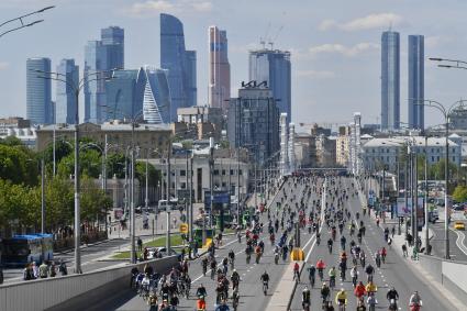 Москва.  Участники Московского весеннего велофестиваля  на Садовом кольце.