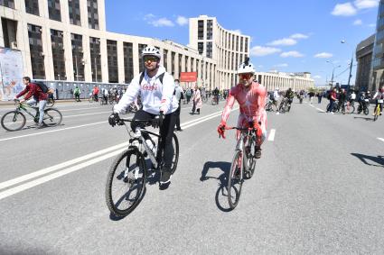 Москва.  Участники Московского весеннего велофестиваля  на проспекте Сахарова перед началом заезда.