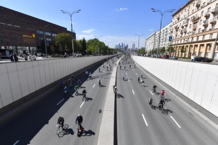 Москва.  Участники Московского весеннего велофестиваля  на Садовом кольце.