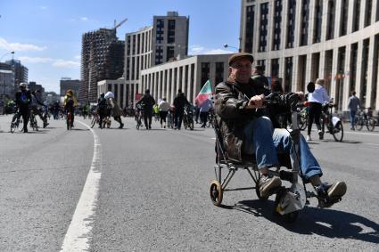 Москва.  Участники Московского весеннего велофестиваля  на проспекте Сахарова перед началом заезда.