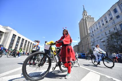 Москва.  Участница Московского весеннего велофестиваля перед началом заезда.