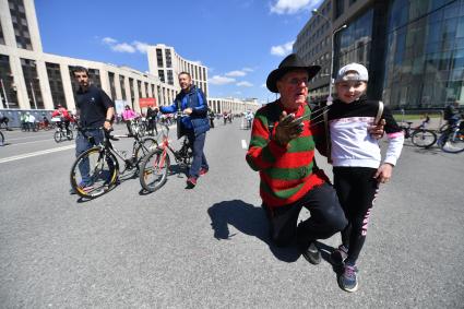 Москва.  Участники Московского весеннего велофестиваля  на проспекте Сахарова перед началом заезда.