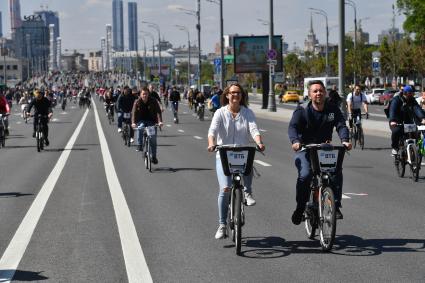 Москва.  Участники Московского весеннего велофестиваля  на Садовом кольце.