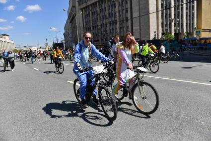 Москва.  Участники Московского весеннего велофестиваля  на Садовом кольце  во время заезда.