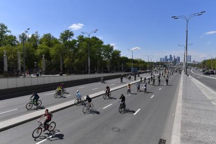 Москва.  Участники Московского весеннего велофестиваля  на Садовом кольце.