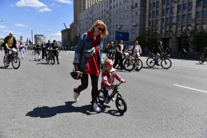 Москва.  Участники Московского весеннего велофестиваля перед началом заезда.