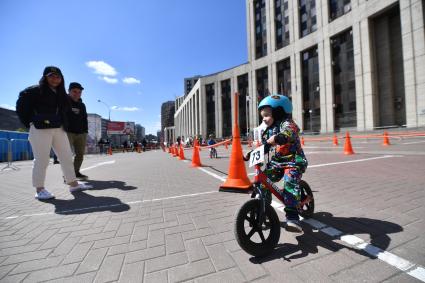 Москва.  Мальчик на велосипеде по время Московского весеннего велофестиваля .