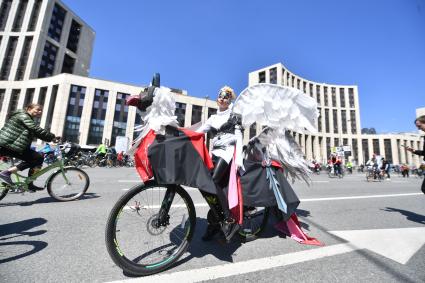 Москва.  Участники Московского весеннего велофестиваля  на проспекте Сахарова.