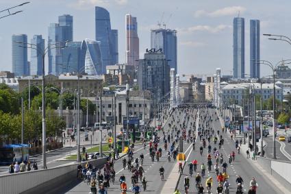 Москва.  Участники Московского весеннего велофестиваля  на Садовом кольце.