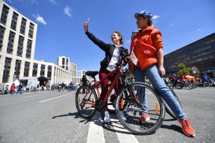 Москва.  Участники Московского весеннего велофестиваля  на проспекте Сахарова.