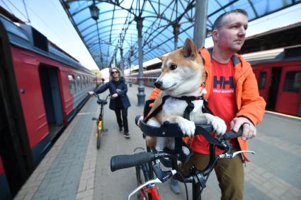 Москва.  Участники Московского весеннего велофестиваля перед началом заезда.