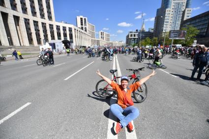 Москва. Участники Московского весеннего велофестиваля на проспекте Сахарова.