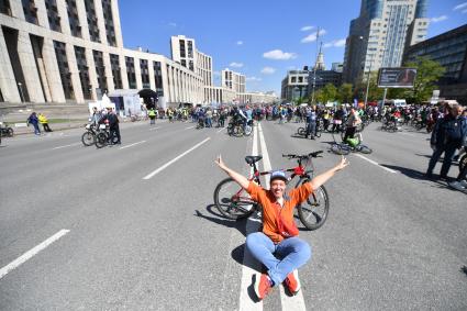 Москва.  Участники Московского весеннего велофестиваля  на проспекте Сахарова.