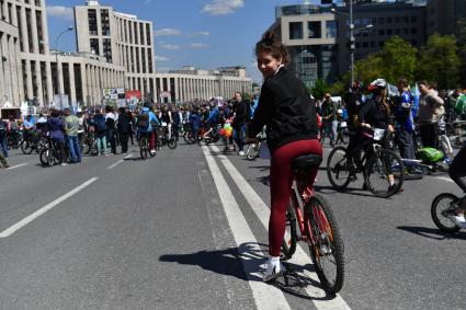 Москва.  Участники Московского весеннего велофестиваля  на проспекте Сахарова.