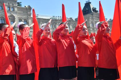 Москва. Школьницы во время торжественного приема в пионеры на Красной площади.