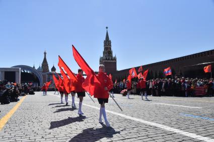 Москва. Хореографический коллектив `Эстрея` во время выступления после торжественного приема в пионеры на Красной площади.