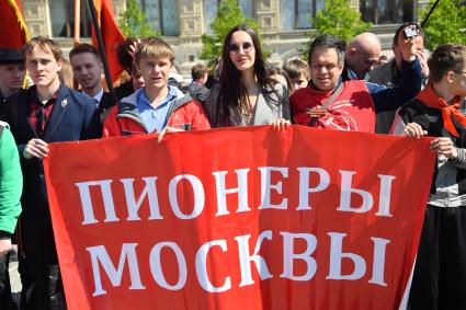 Москва. Во время торжественного приема в пионеры на Красной площади.