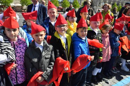 Москва. Школьники во время торжественного приема в пионеры на Красной площади.