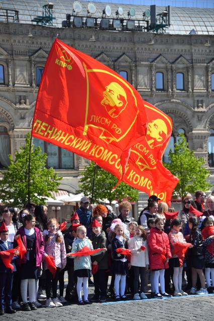 Москва. Школьники во время торжественного приема в пионеры на Красной площади.