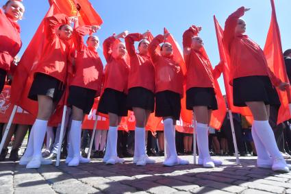 Москва. Школьницы во время торжественного приема в пионеры на Красной площади.