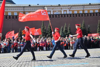 Москва. Школьники во время торжественного приема в пионеры на Красной площади.