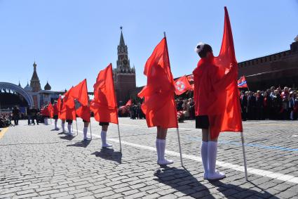 Москва. Школьники во время торжественного приема в пионеры на Красной площади.