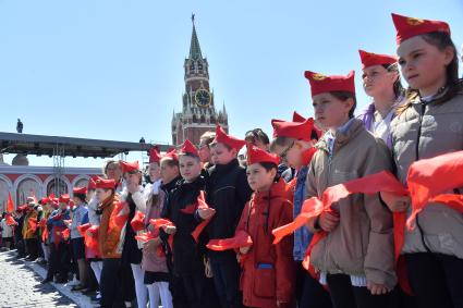 Москва. Школьники во время торжественного приема в пионеры на Красной площади.