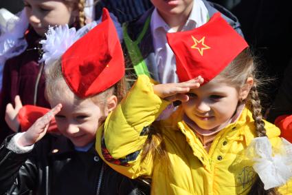 Москва. Школьники во время торжественного приема в пионеры на Красной площади.