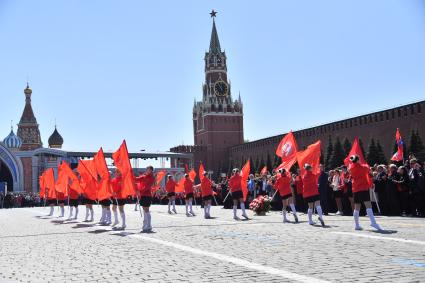 Москва. Хореографический коллектив `Эстрея` во время выступления после торжественного приема в пионеры на Красной площади.