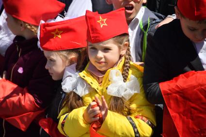 Москва. Школьники во время торжественного приема в пионеры на Красной площади.