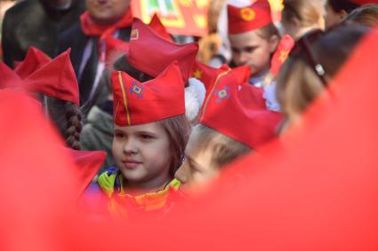 Москва. Школьники во время торжественного приема в пионеры на Красной площади.