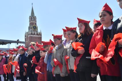 Москва. Школьники во время торжественного приема в пионеры на Красной площади.