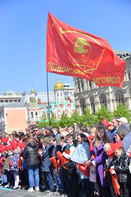 Москва. Школьники во время торжественного приема в пионеры на Красной площади.