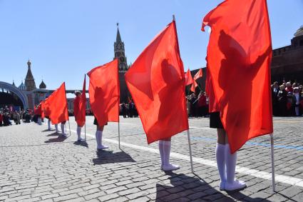 Москва. Школьники во время торжественного приема в пионеры на Красной площади.