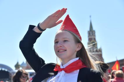 Москва. Школьница во время торжественного приема в пионеры на Красной площади.