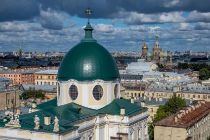 Санкт-Петербург. Вид на Базилику святой Екатерины Александрийской и храм Спаса на Крови (справа).