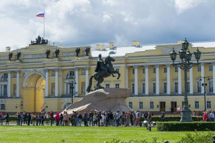 Санкт-Петербург. Памятник Петру I `Медный всадник` и здания Сената и Синода на Сенатской площади.