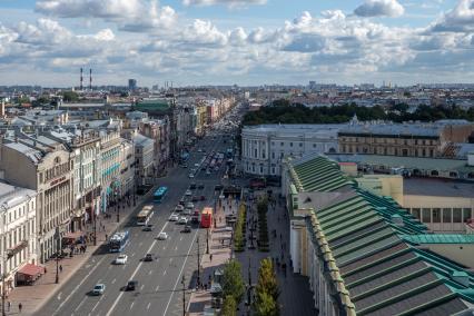 Санкт-Петербург. Вид на Невский проспект. Слева торговй центр Grand Palace.