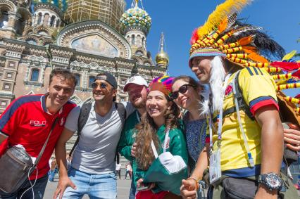 Санкт-Петербург. Люди фотографируются у храма Спаса на Крови.