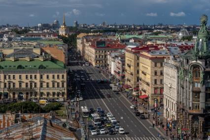 Санкт-Петербург. Вид на Невский проспект. Здание Адмиралтейства, справа с глобусом на куполе - Дом компании Зингер.