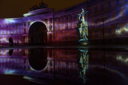 Санкт-Петербург. `Фестиваль света`, посвященный 100-летию Октябрьской революции. Мультимедийная проекция на фасаде Зимнего дворца.