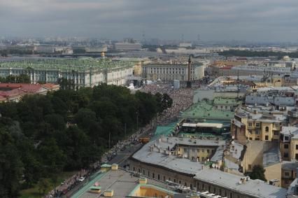 Санкт-Петербург. Народные гуляния на Дворцовой площади, в честь празднования Дня Военно-морского флота.