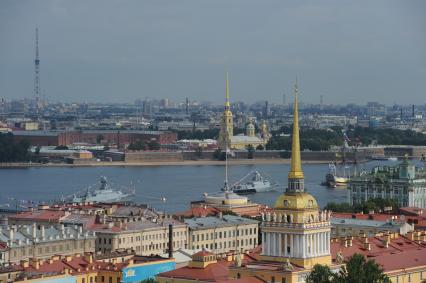 Санкт-Петербург. Прохождение военных кораблей по акватории Невы, в честь празднования Дня Военно-морского флота.