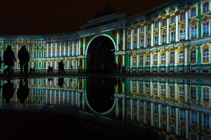 Санкт-Петербург. `Фестиваль света`, посвященный 100-летию Октябрьской революции. Мультимедийная проекция на фасаде Зимнего дворца.