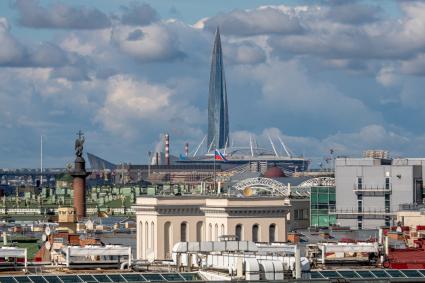 Санкт-Петербург. Вид на `Лахта-центр` и стадион `Газпром-Арена`.