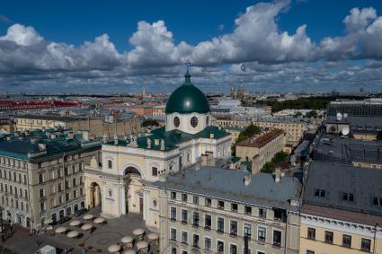 Санкт-Петербург. Вид на Базилику святой Екатерины Александрийской на Невском проспекте.