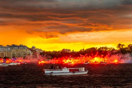 Санкт-Петербург. Водно-пиротехнического шоу на Неве, в честь фестиваля выпускников `Алые паруса`.