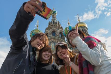 Санкт-Петербург. Туристы фотографируются у храма Спаса на Крови.