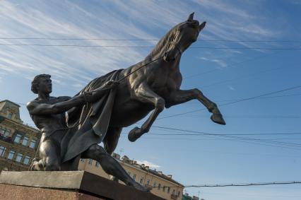 Санкт-Петербург. Фрагмент скульптурной группы `Укрощение коня человеком` на Аничковом мосту.